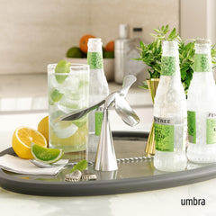 Umbra Tipsy gros plan finition chrome brillante pour durabilité esthétique
