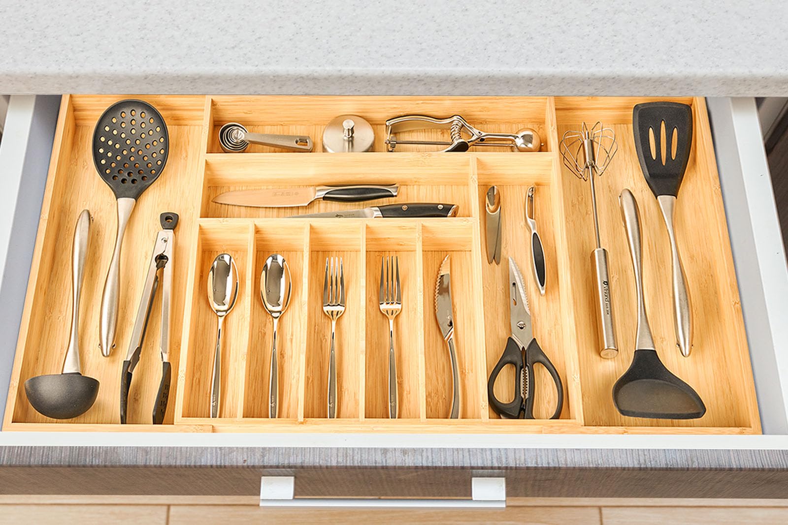 Umilife sur plan de travail dans cuisine rangée, look naturel et rangement optimisé