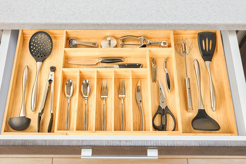 Umilife sur plan de travail dans cuisine rangée, look naturel et rangement optimisé