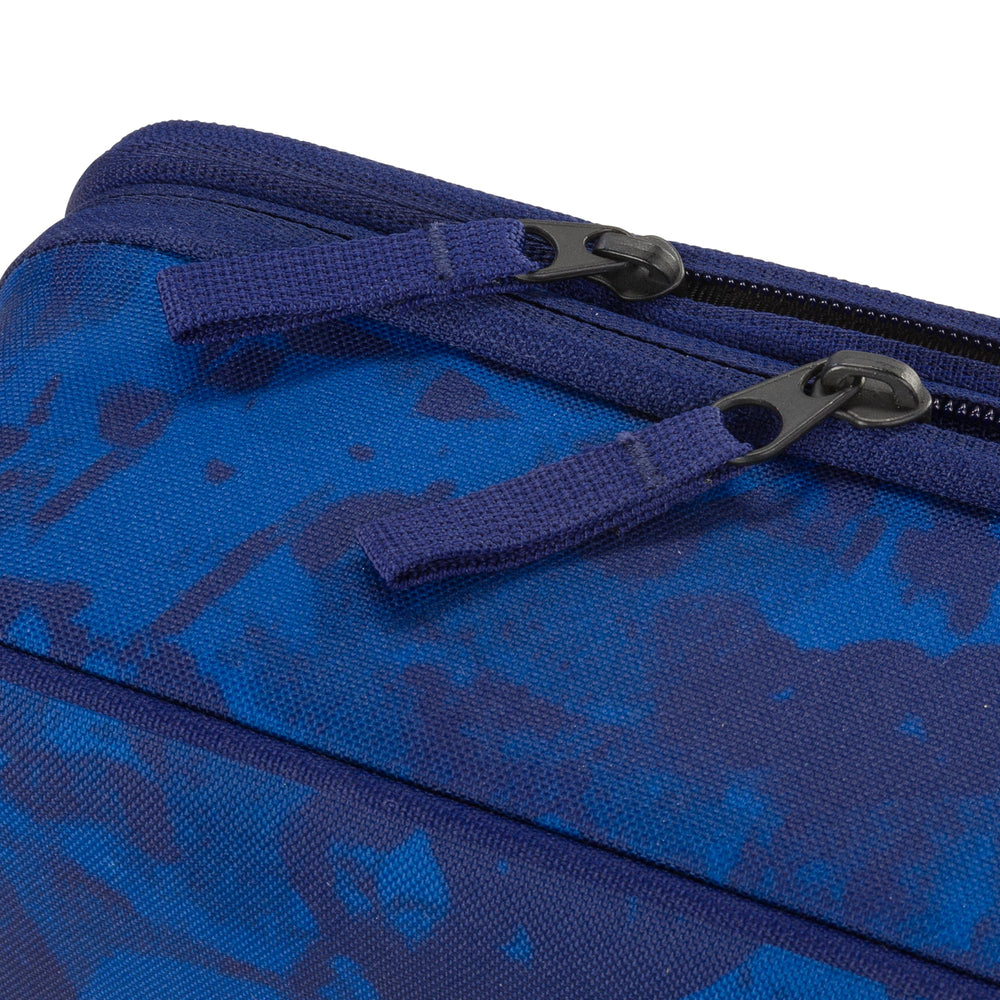 Under Armour lunchbox à côté d'objets courant pour comparer la taille et capacité utile