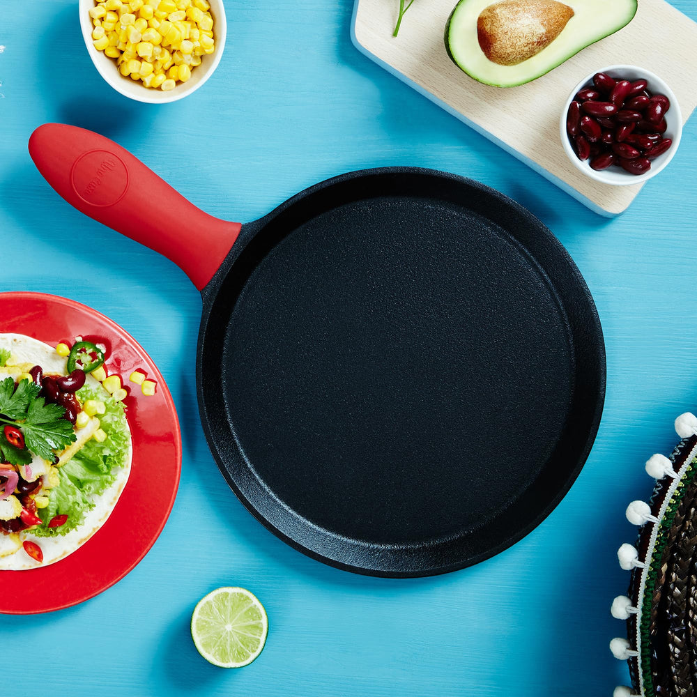 Uno Casa comal à l'échelle comparée à une assiette pour visualiser taille