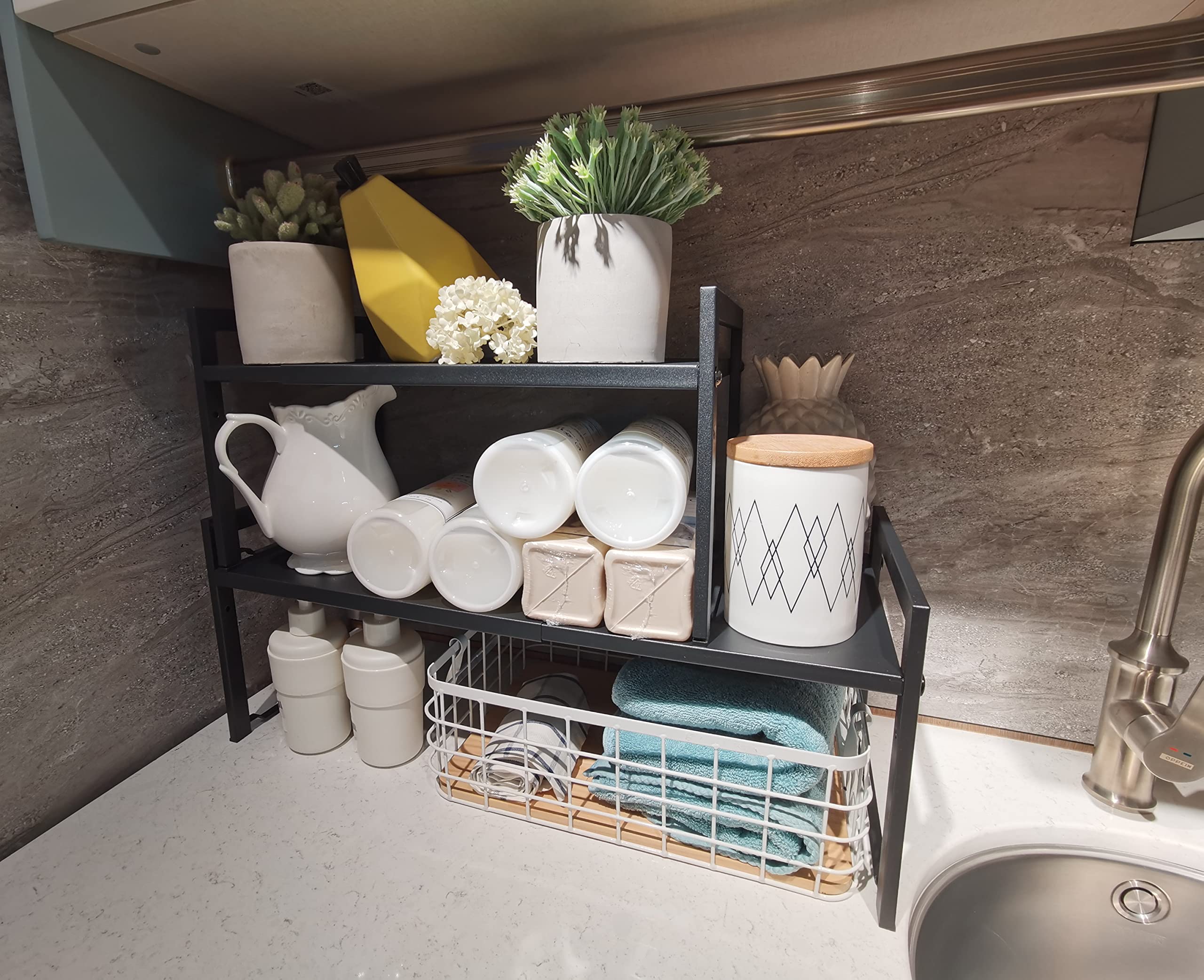 Urhomey plus rangement dans pantry avec bocaux et assiettes illustrant gain d'espace vertical