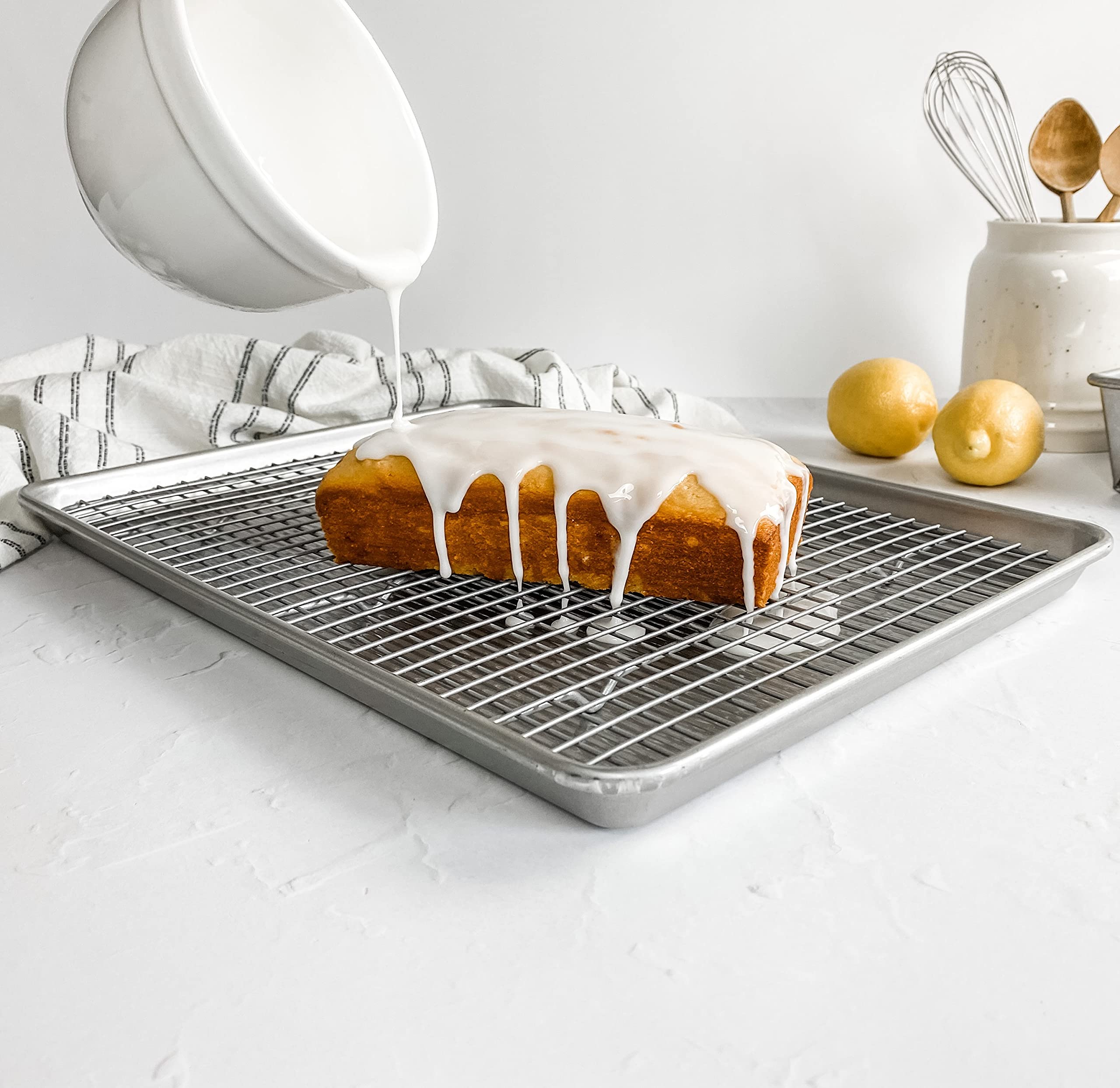 USA Pan grille pieds relevés assurant stabilité et refroidissement régulier