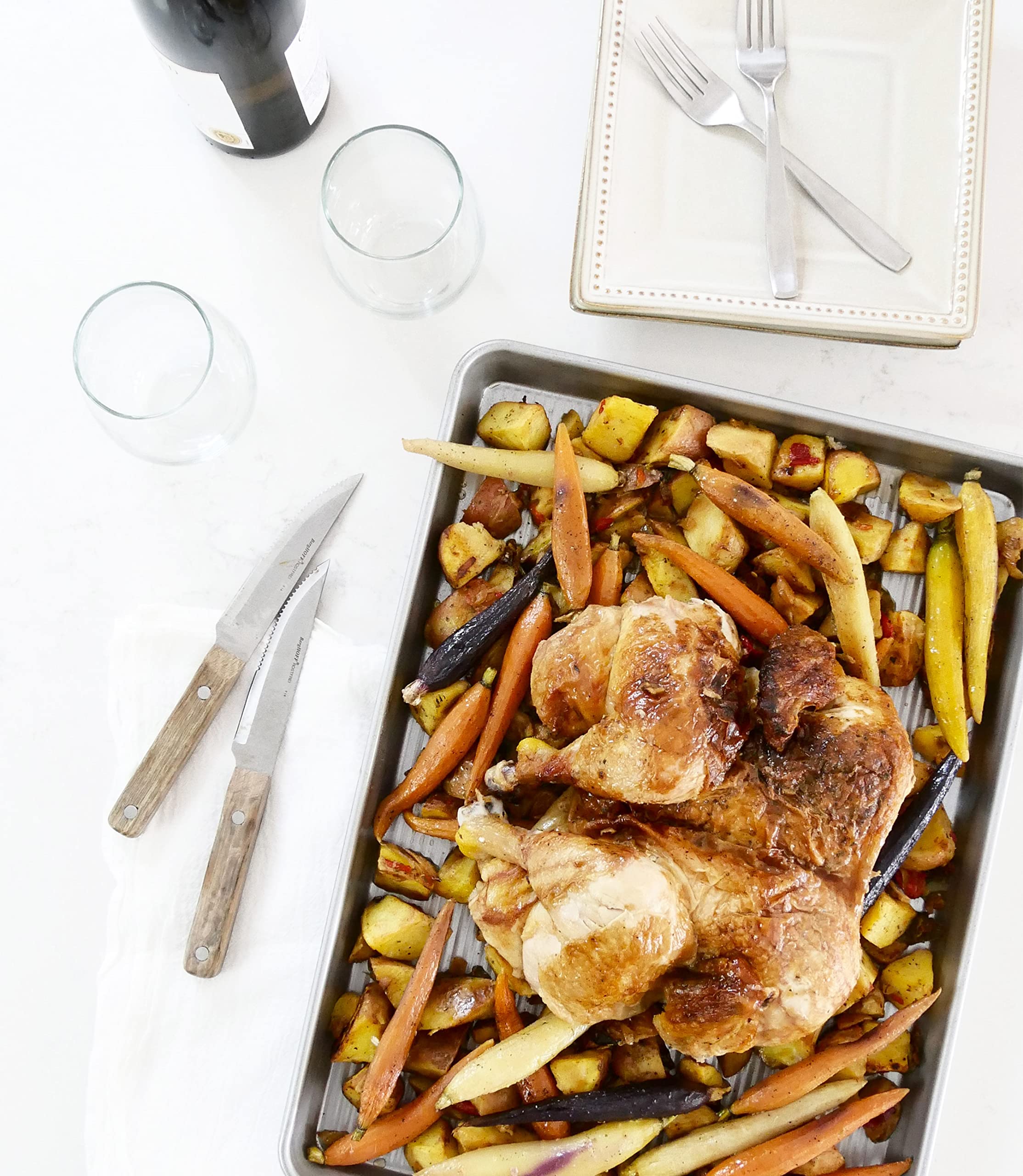 USA Pan dans une cuisine lifestyle avec légumes rôtis, usage quotidien élégant
