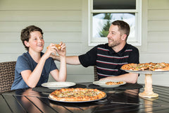 USA Pan pizza en cuisine sur la plaque illustrant démoulage facile et service