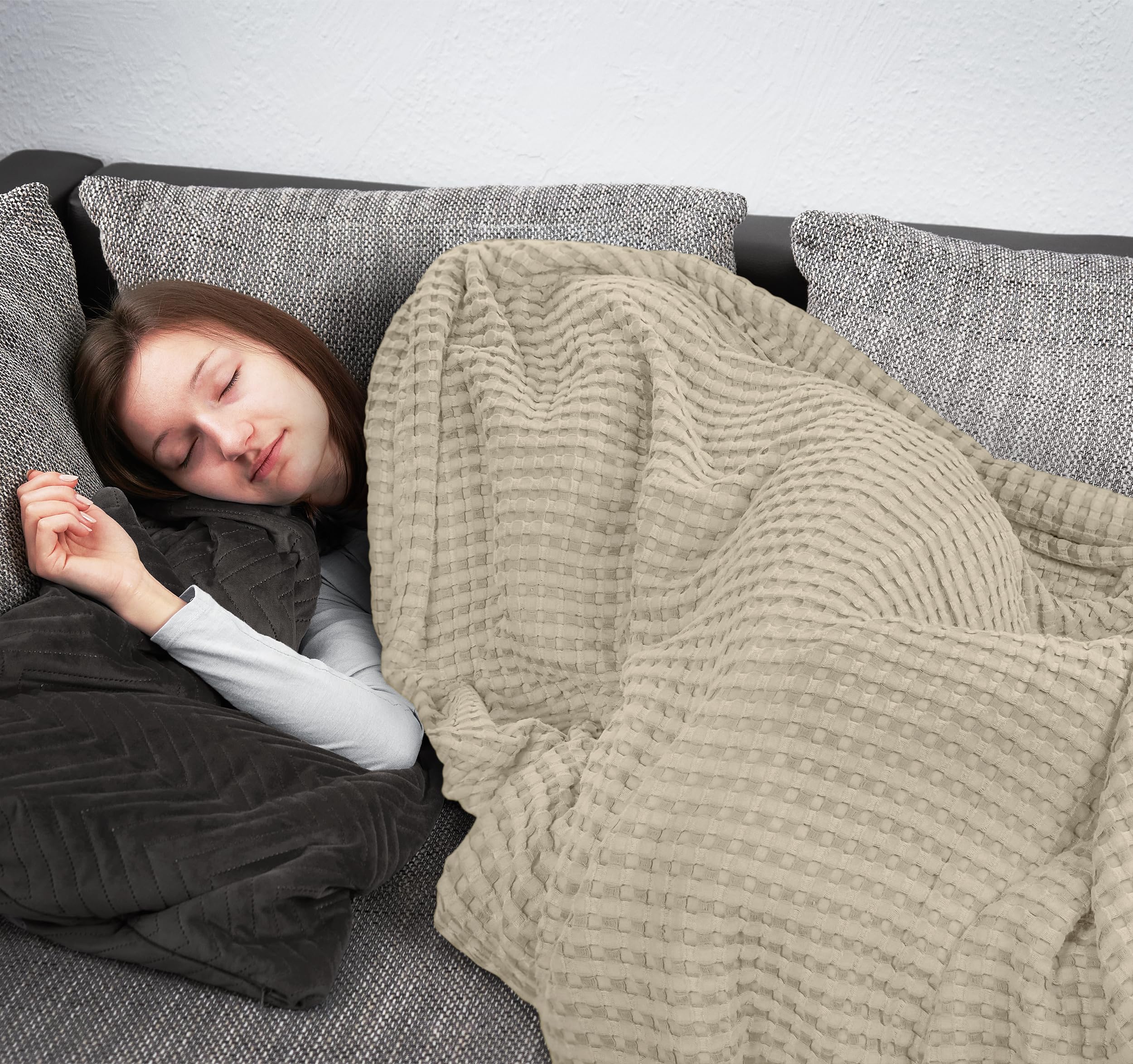 Utopia Bedding couverture taille full à côté d'un coussin pour échelle
