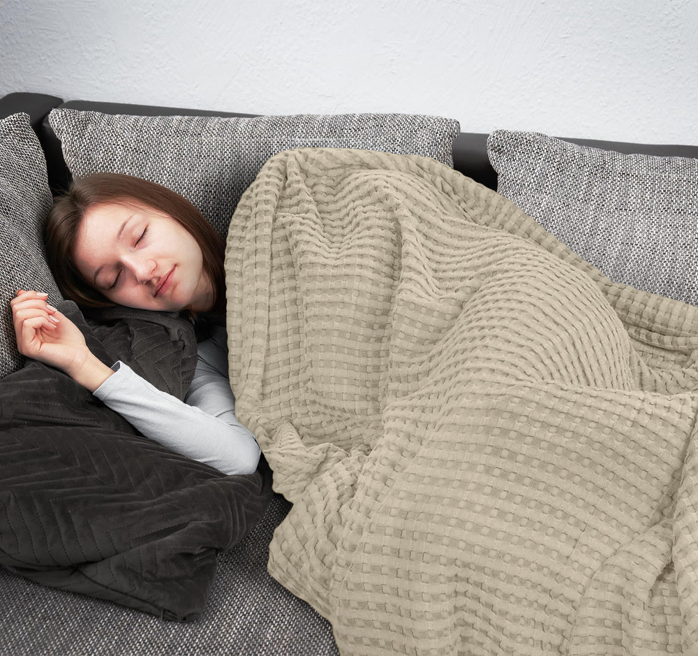 Utopia Bedding couverture taille full à côté d'un coussin pour échelle