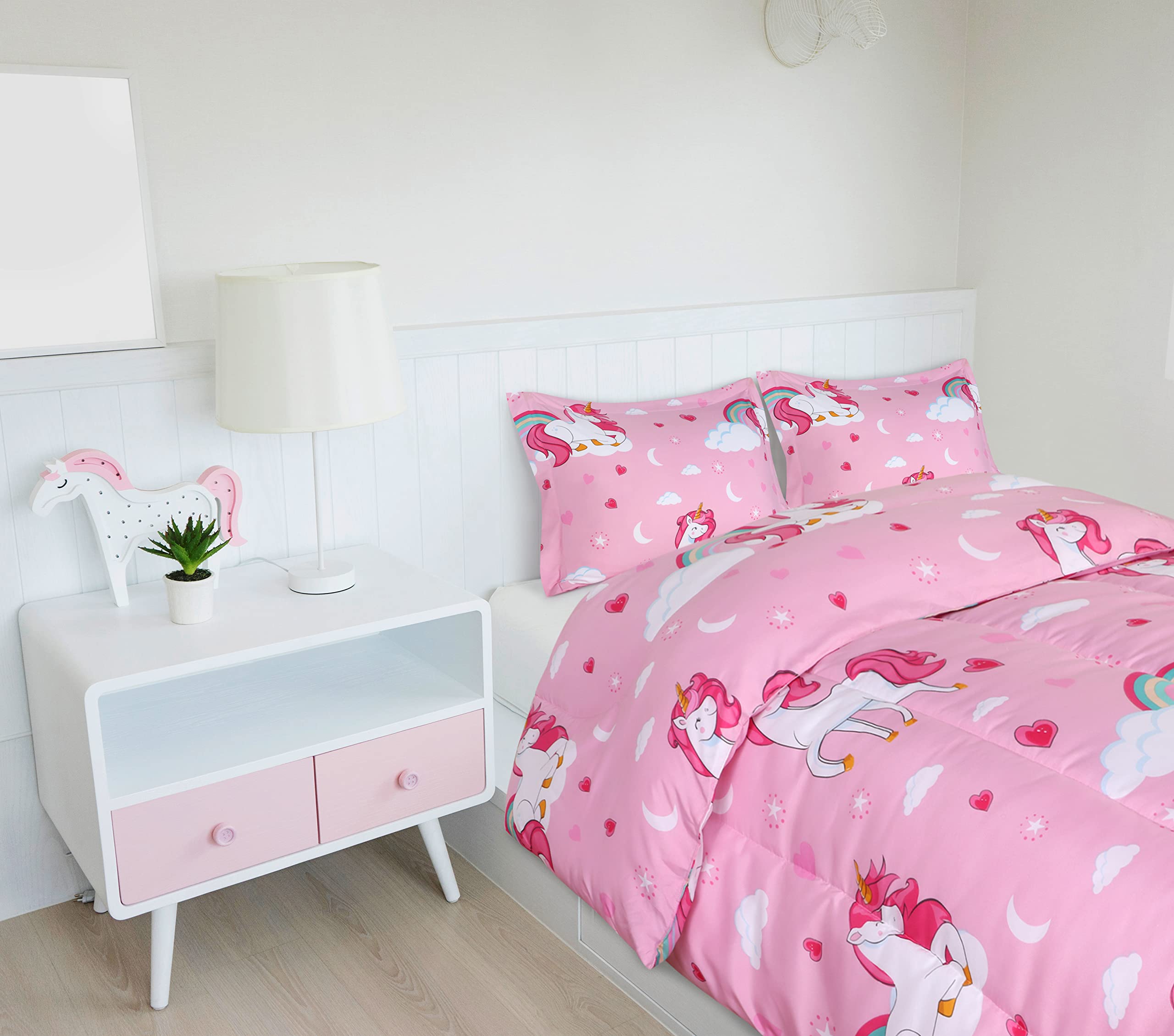 Utopia Bedding couette posée sur lit d'enfant illustrant l'installation facile