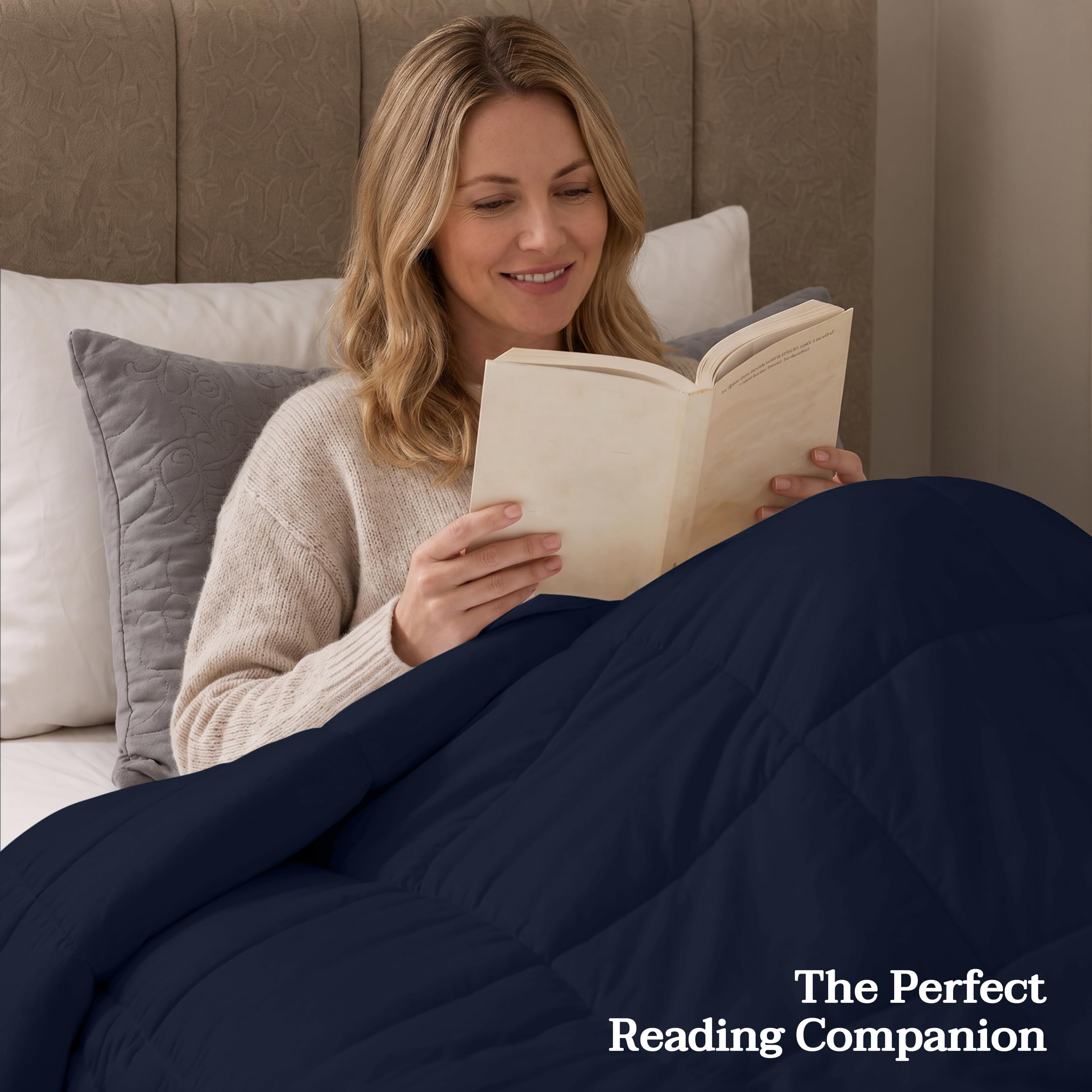 Utopia Bedding enfant assis sur le lit, confort et sécurité pour la chambre