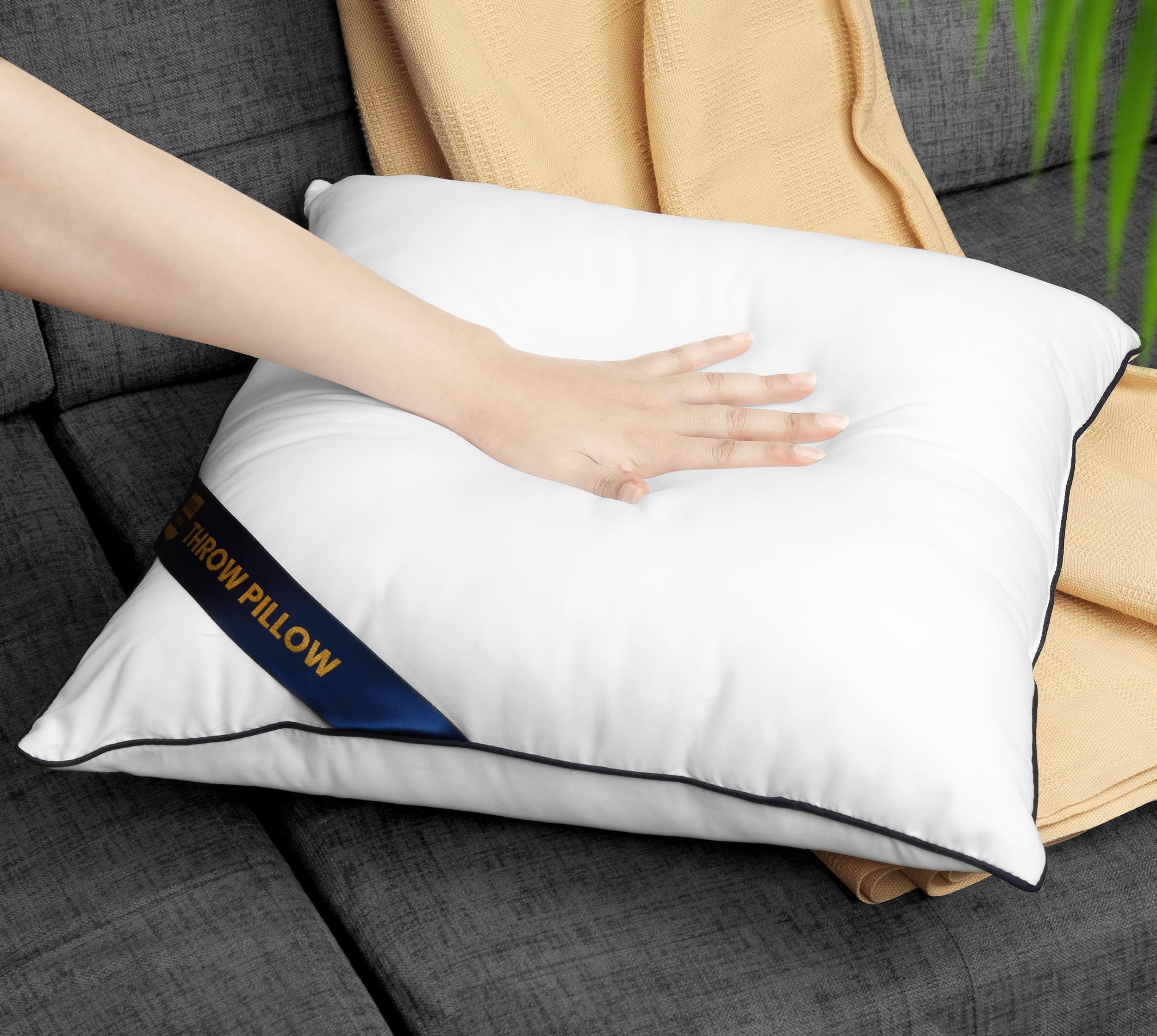 Utopia Bedding lot de deux coussins présentés empilés pour rangement facile