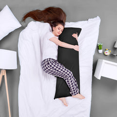 Utopia Bedding oreiller en main pour évaluer taille et portabilité