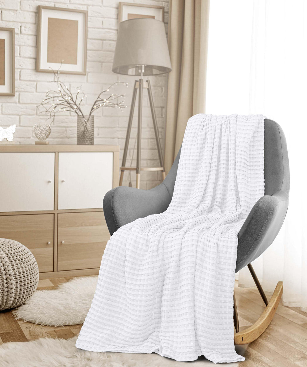 Utopia Bedding pliée à côté d'une règle montrant dimensions et facilité de transport