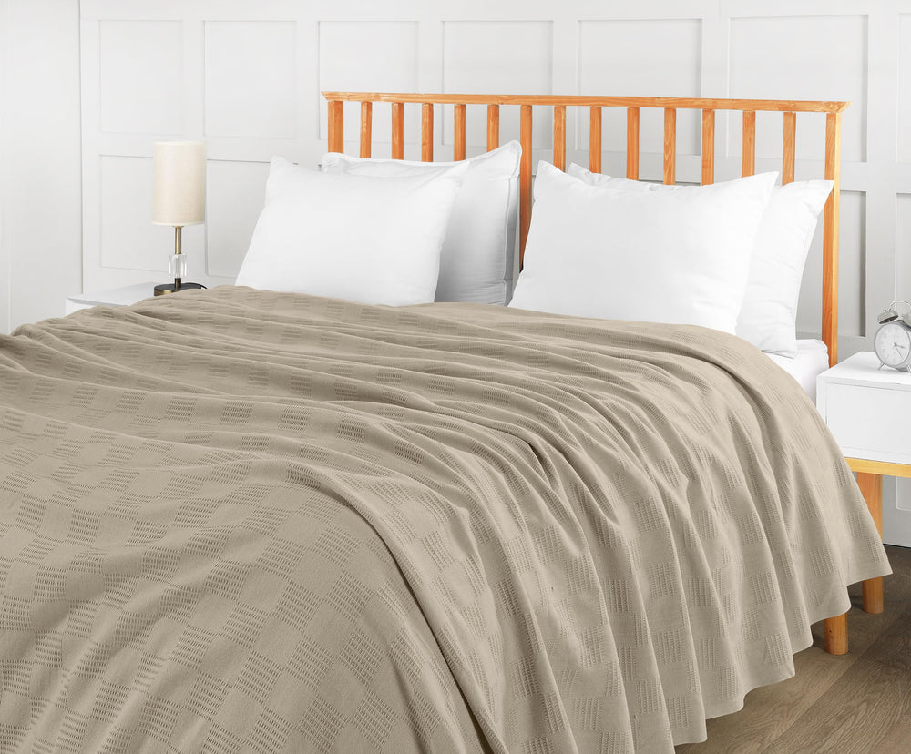 Utopia Bedding couverture pliée sur étagère montrant échelle et rangement bénéfice gain de place