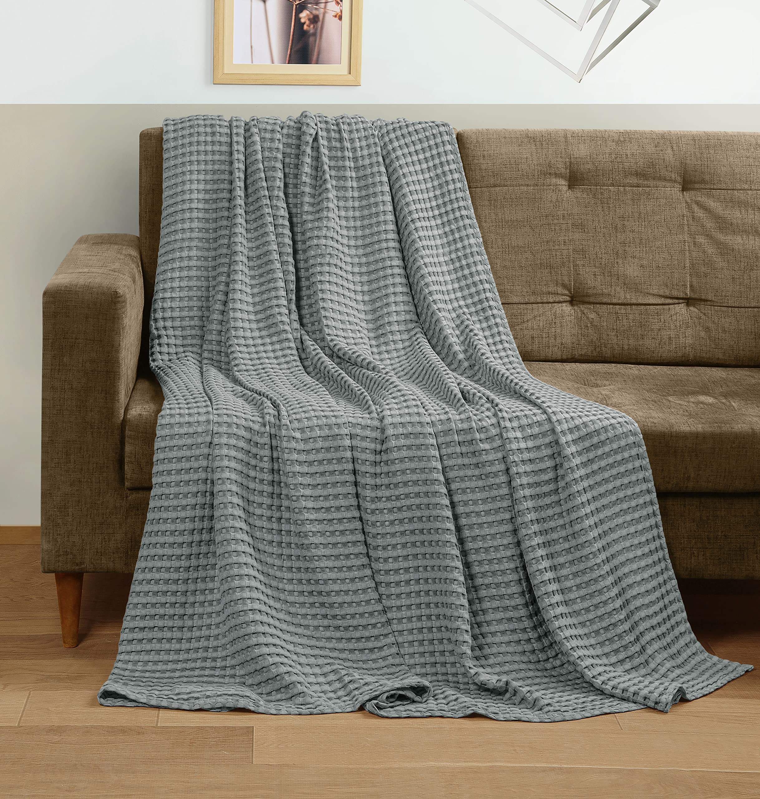 Utopia Bedding plaid plié sur canapé montrant polyvalence et gain de place