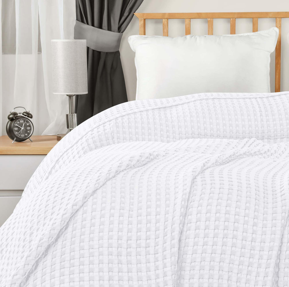 Utopia Bedding couverture utilisée sur canapé montrant confort et polyvalence