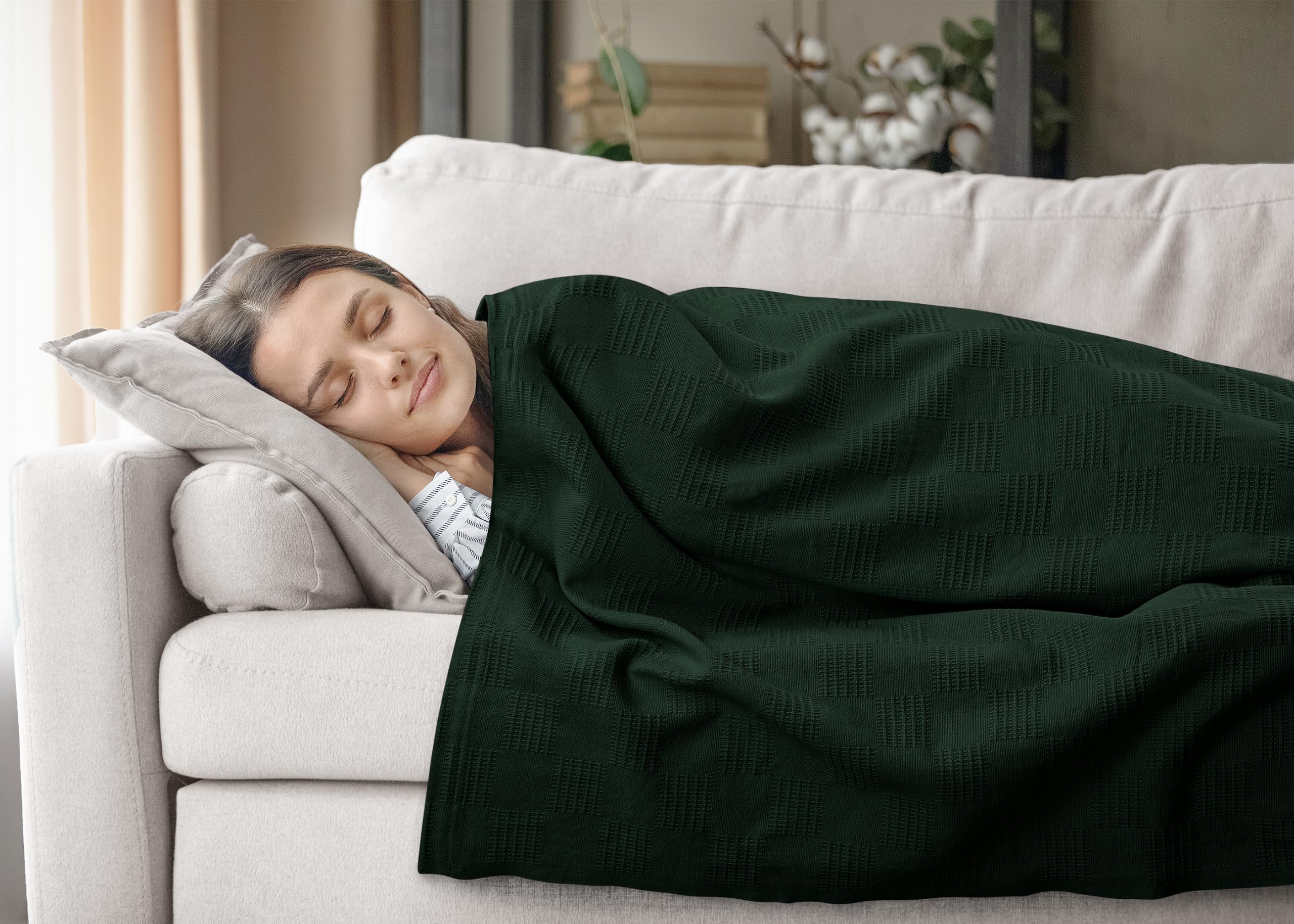 Utopia Bedding couverture montrée à l'échelle avec une personne pour visualiser la taille