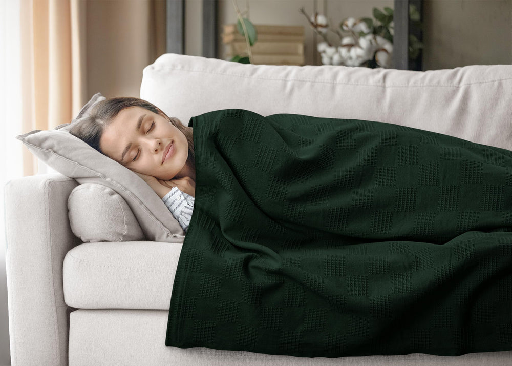 Utopia Bedding couverture montrée à l'échelle avec une personne pour visualiser la taille