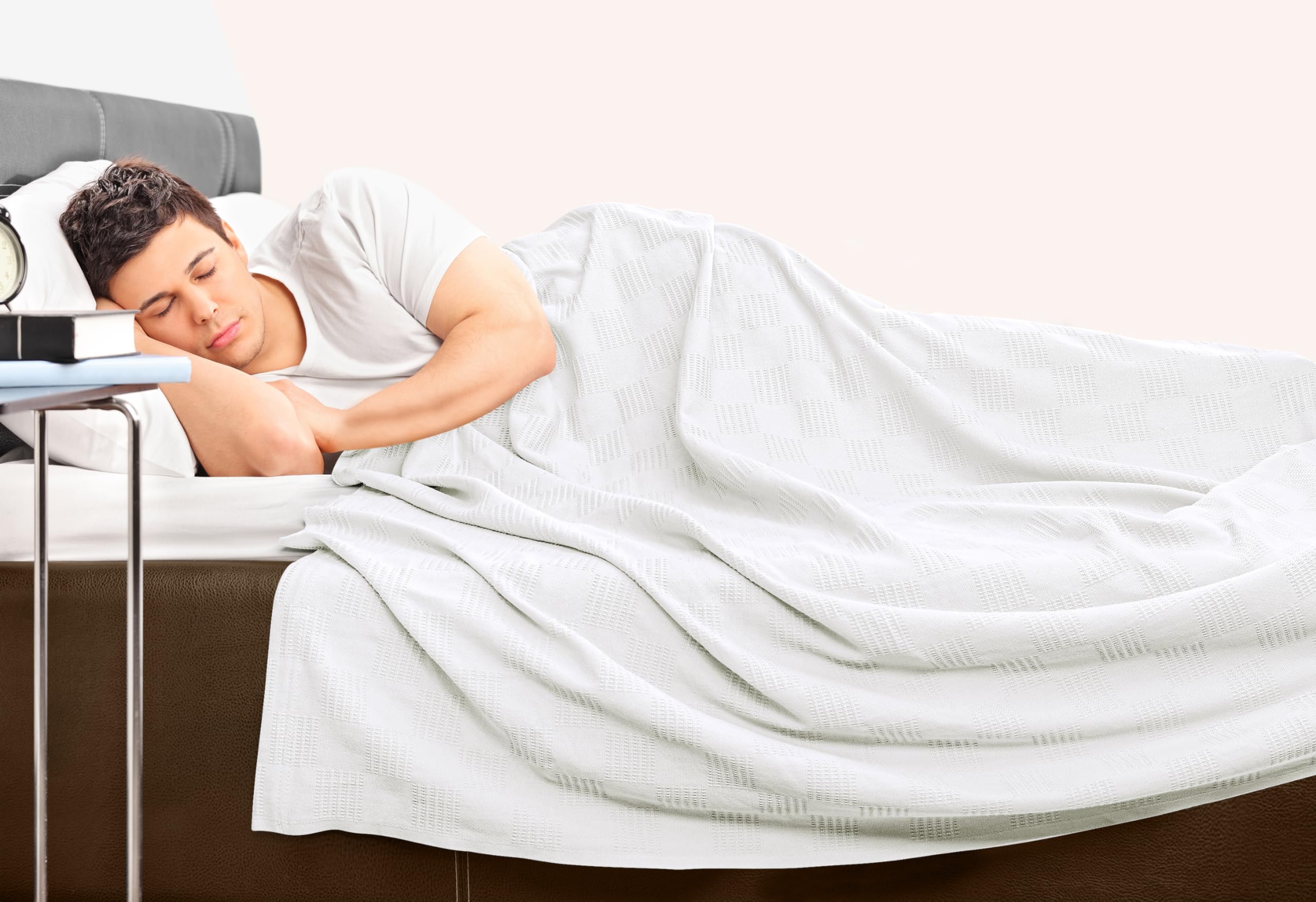 Utopia Bedding main touchant la texture, douceur et respirabilité perceptibles