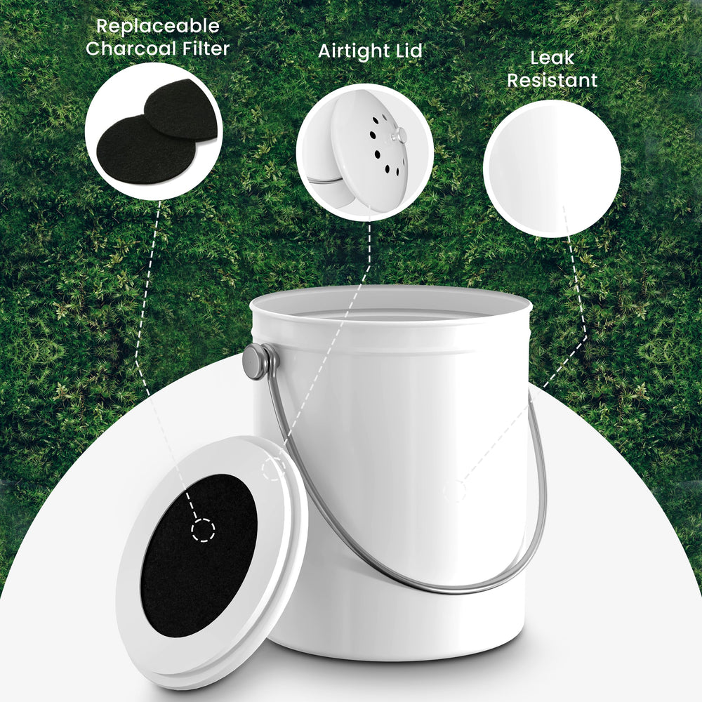 Utopia Kitchen bac à compost à côté d'une tasse pour échelle taille