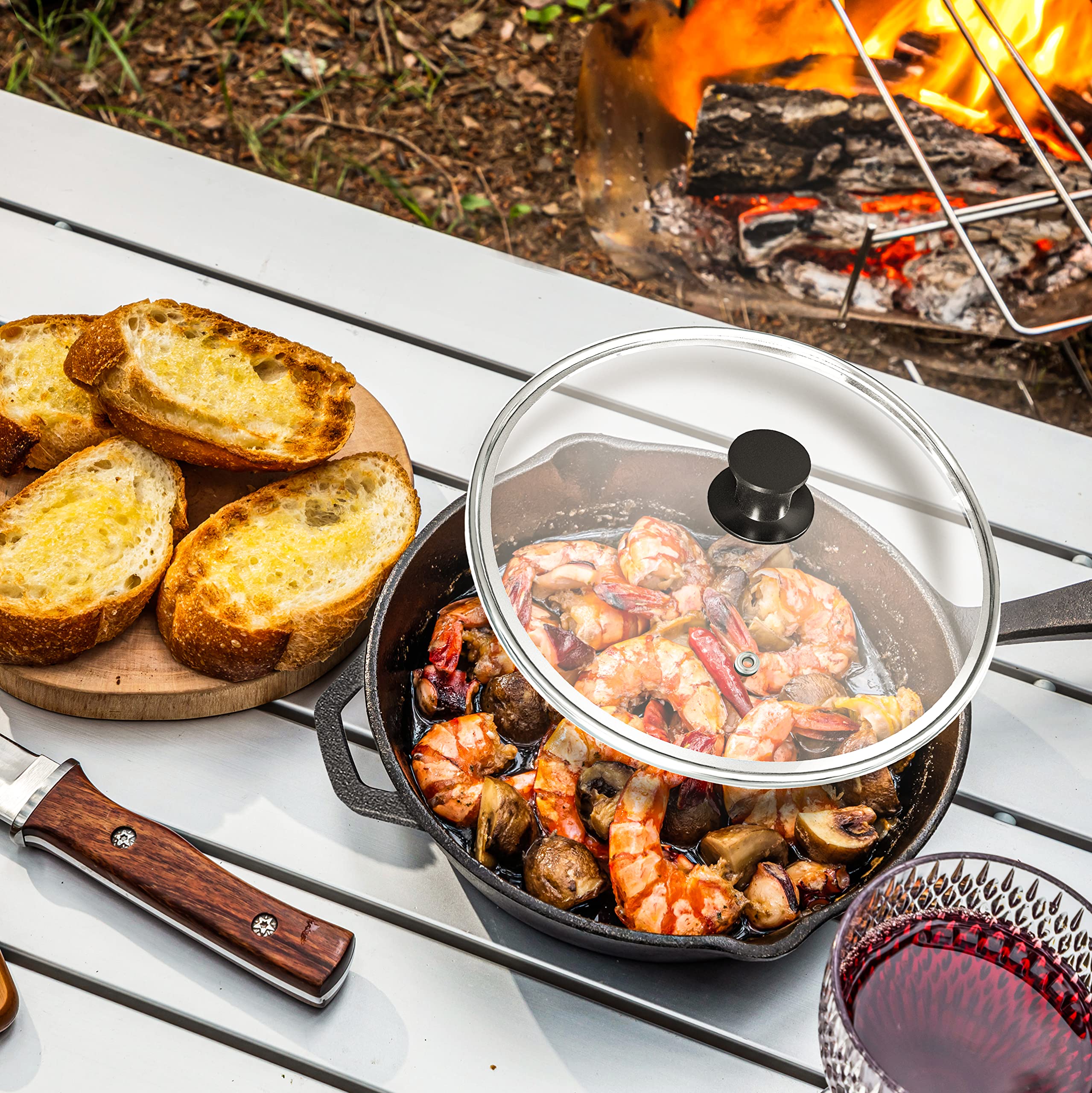 Utopia Kitchen poêle à l'échelle près d'une main illustrant taille et capacité