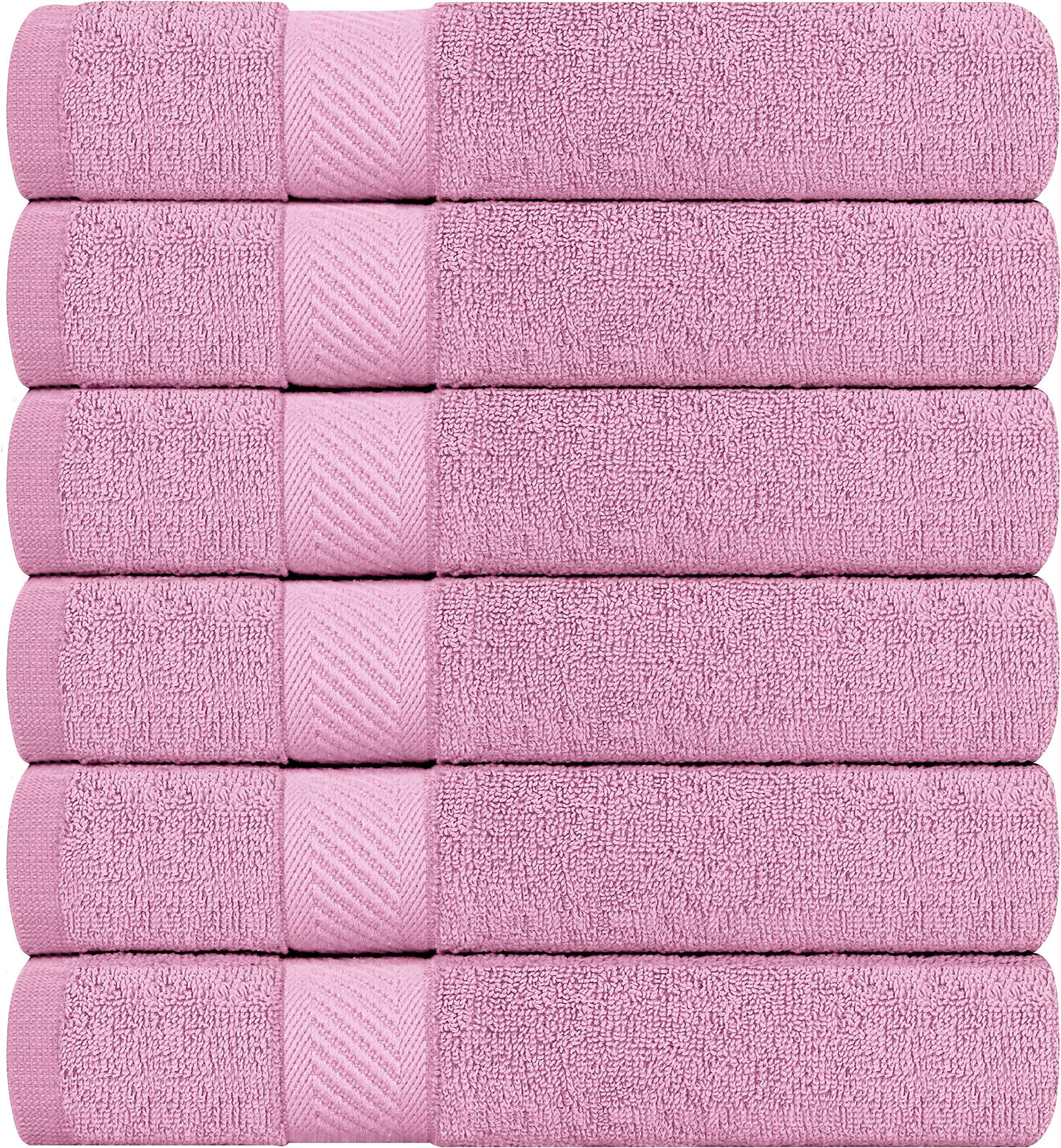 Utopia Towels posé au bord de piscine rose, idéal pour transport facile