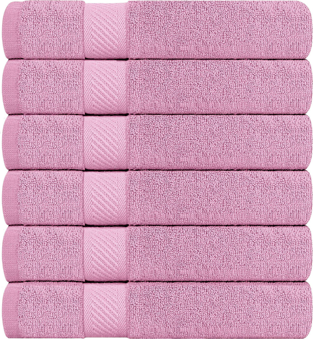 Utopia Towels posé au bord de piscine rose, idéal pour transport facile