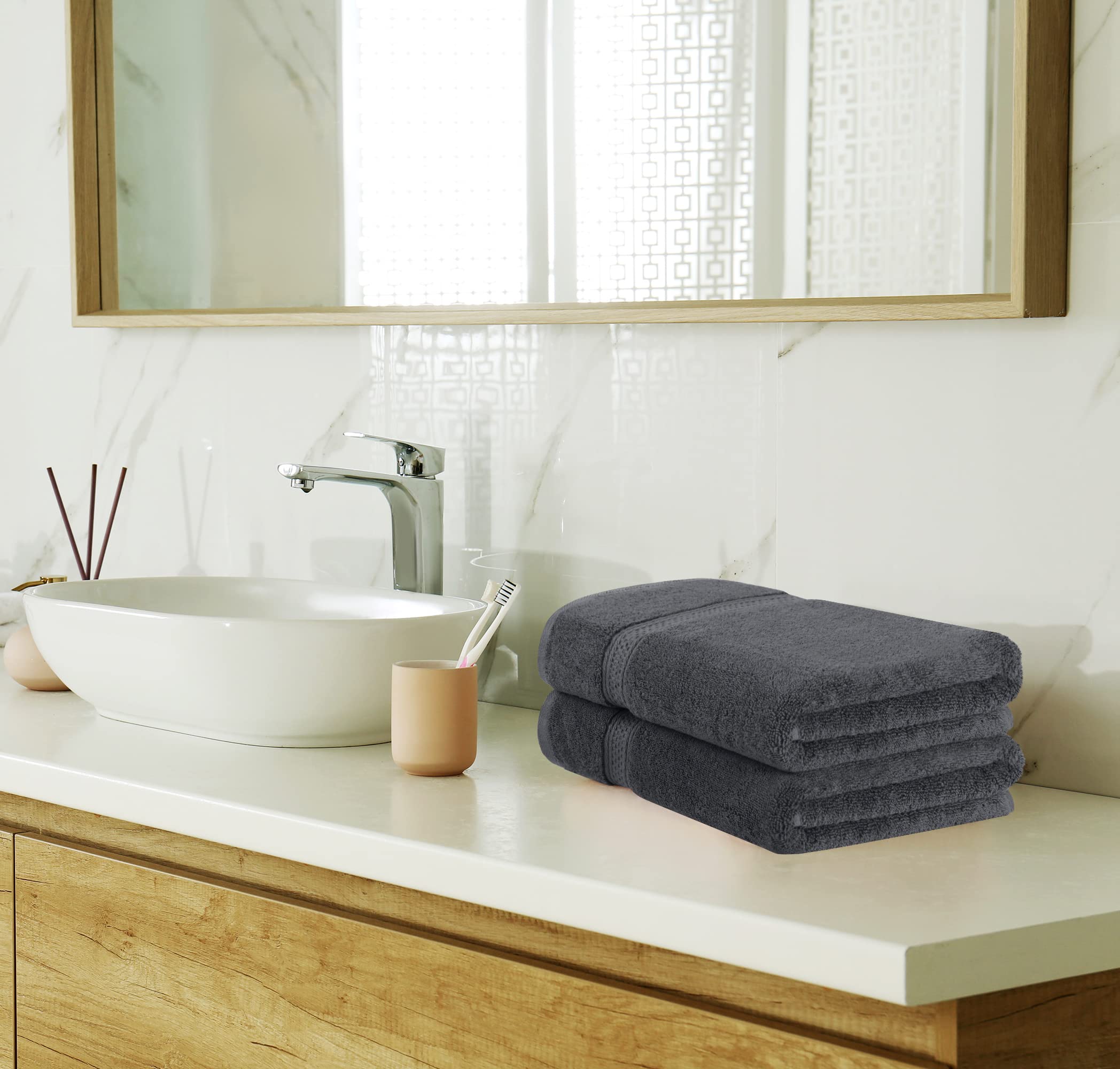 Utopia Towels comparaison d'échelle à côté d'une main pour repères taille