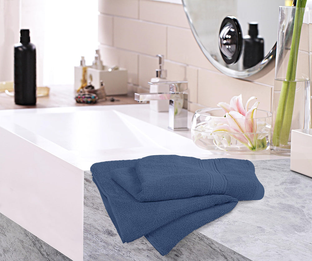 Utopia Towels comparée à une main pour visualiser dimensions 16x28 in