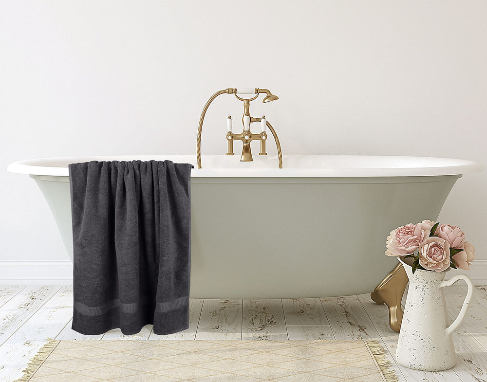 Utopia Towels comparaison de taille sur un lit pour visualiser l'échelle