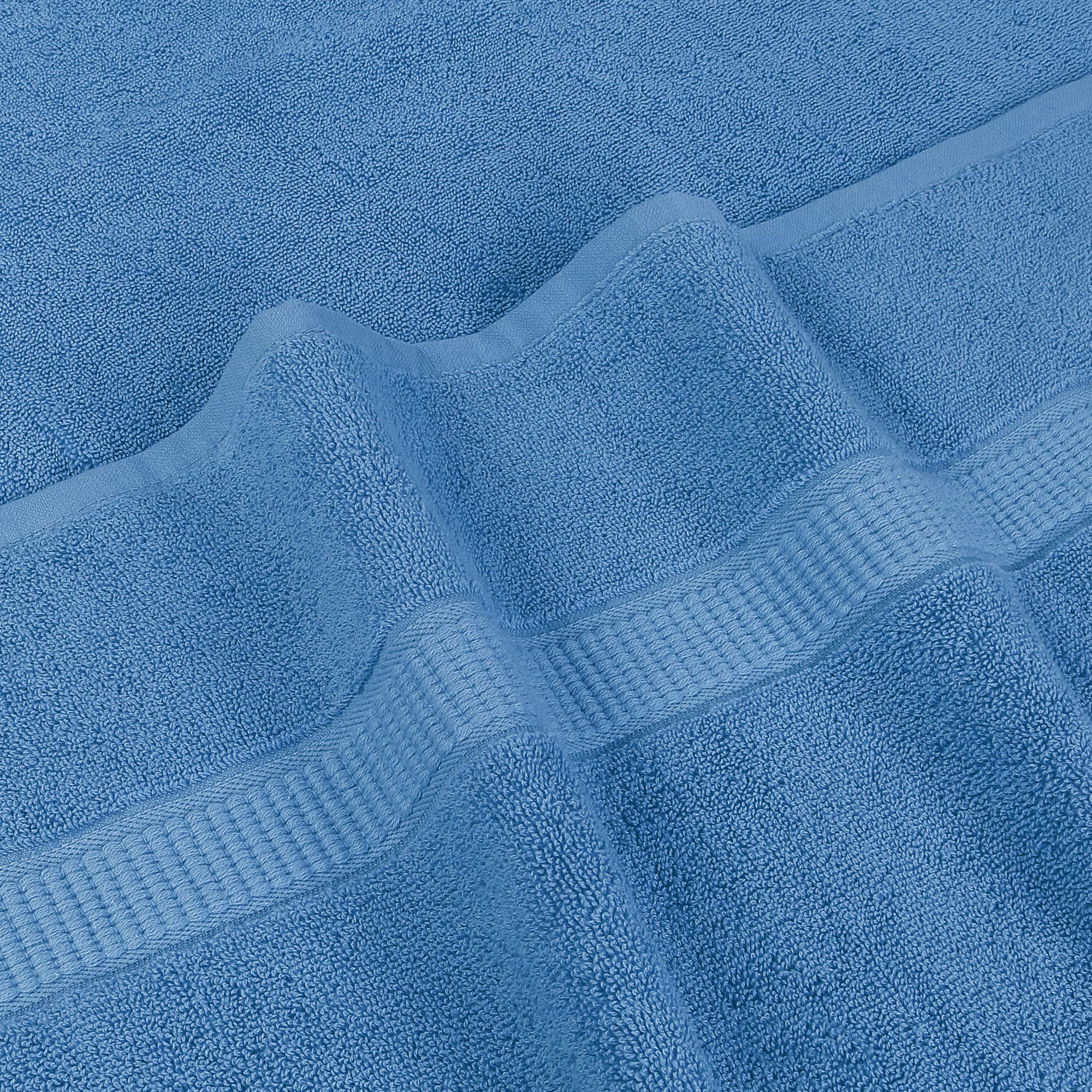 Utopia Towels drap comparé à une personne montrant la taille généreuse