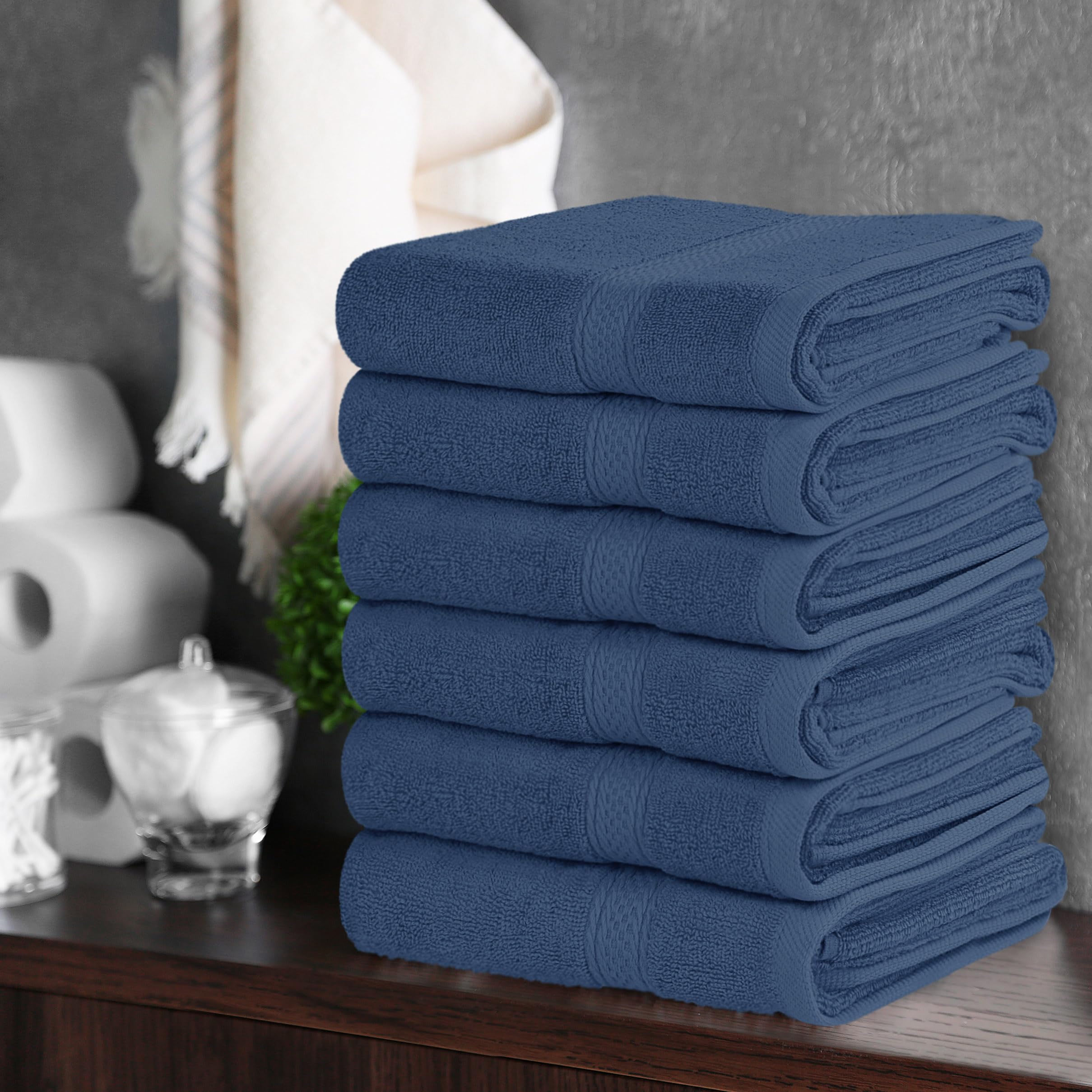 Utopia Towels posé dans salle de bain stylée ajoutant touche décorative