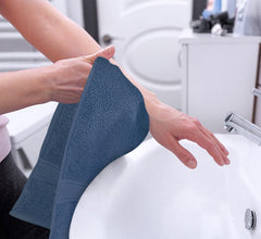 Utopia Towels ensemble plié en navy illustrant rangement pratique et soigné