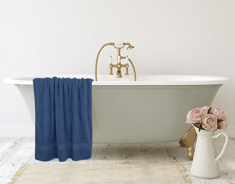 Utopia Towels pile de deux serviettes navy montrant lot de 2 et aspect uniforme