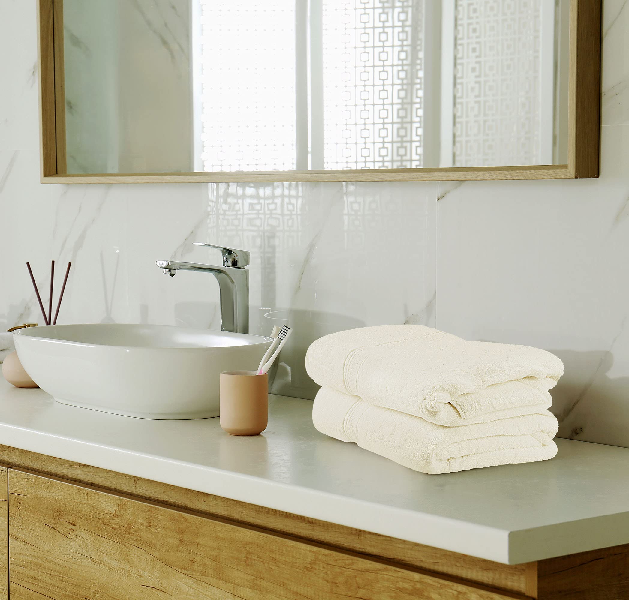Utopia Towels pile des huit pièces illustrant l'ensemble complet et rangement