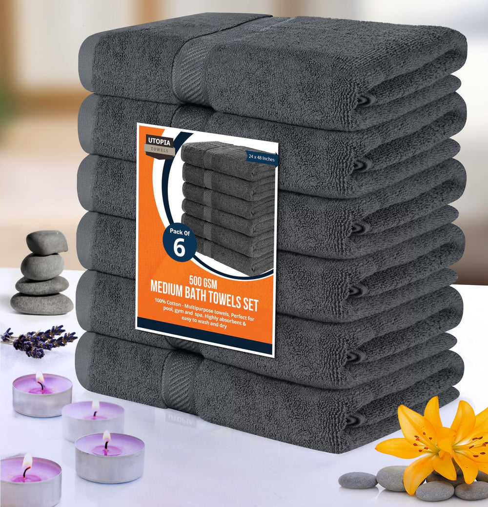 Utopia Towels pile de serviettes pliées dans une salle de bain moderne, rangement optimisé