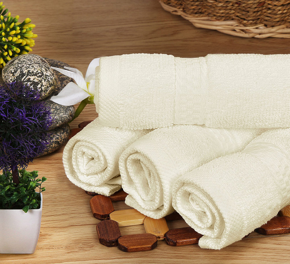 Utopia Towels posé sur sable ou bord de piscine montrant polyvalence extérieure