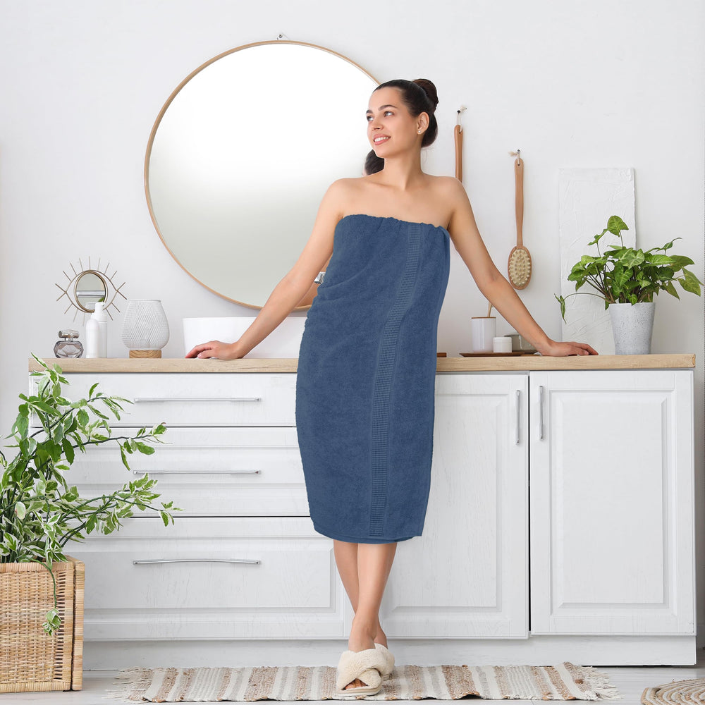 Utopia Towels serviette navy au bord de la piscine démontrant usage extérieur élégant