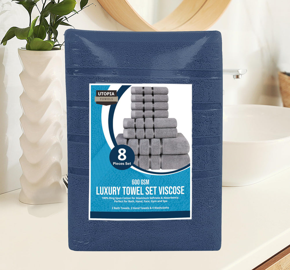 Utopia Towels pile de serviettes pliées montrant gain d'espace et luxe