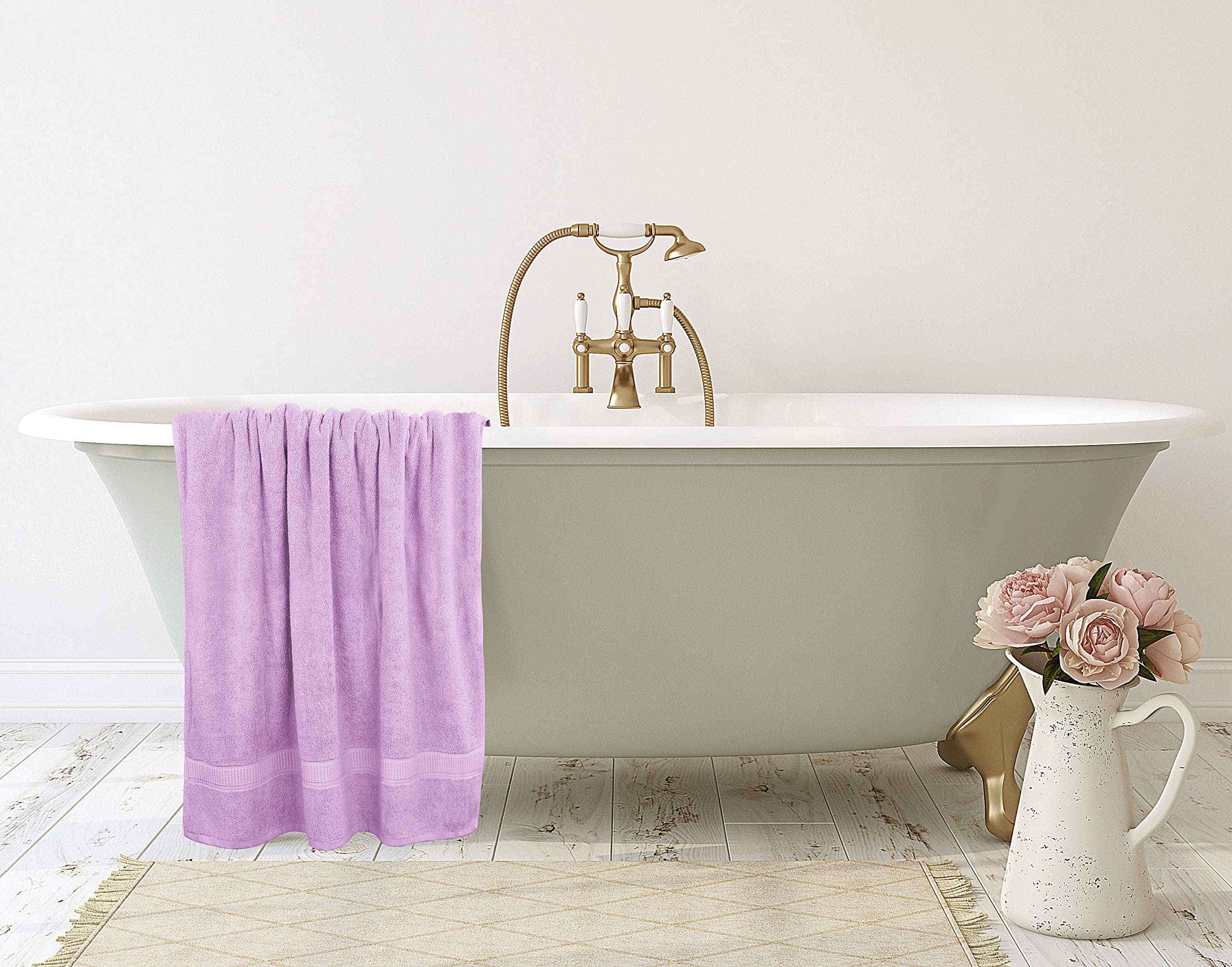 Utopia Towels suspendue dans une salle de bain lavande apportant une touche élégante