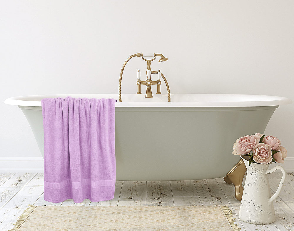 Utopia Towels suspendue dans une salle de bain lavande apportant une touche élégante