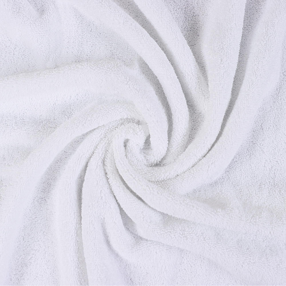 Utopia Towels personne s'enveloppant après la douche illustrant absorption rapide
