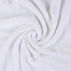 Utopia Towels personne s'enveloppant après la douche illustrant absorption rapide