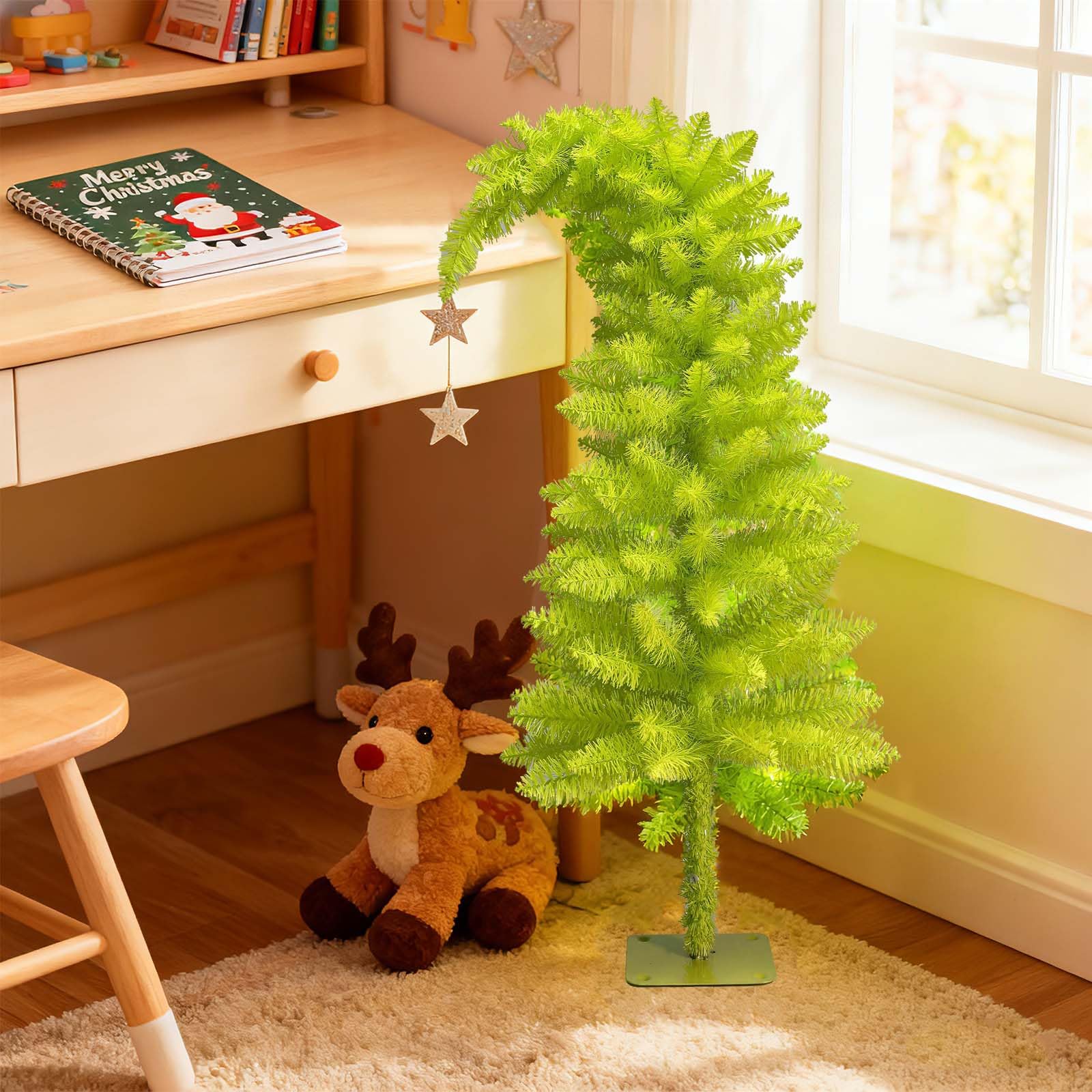 UZKEW sapin installé sur table salon décoratif et compact