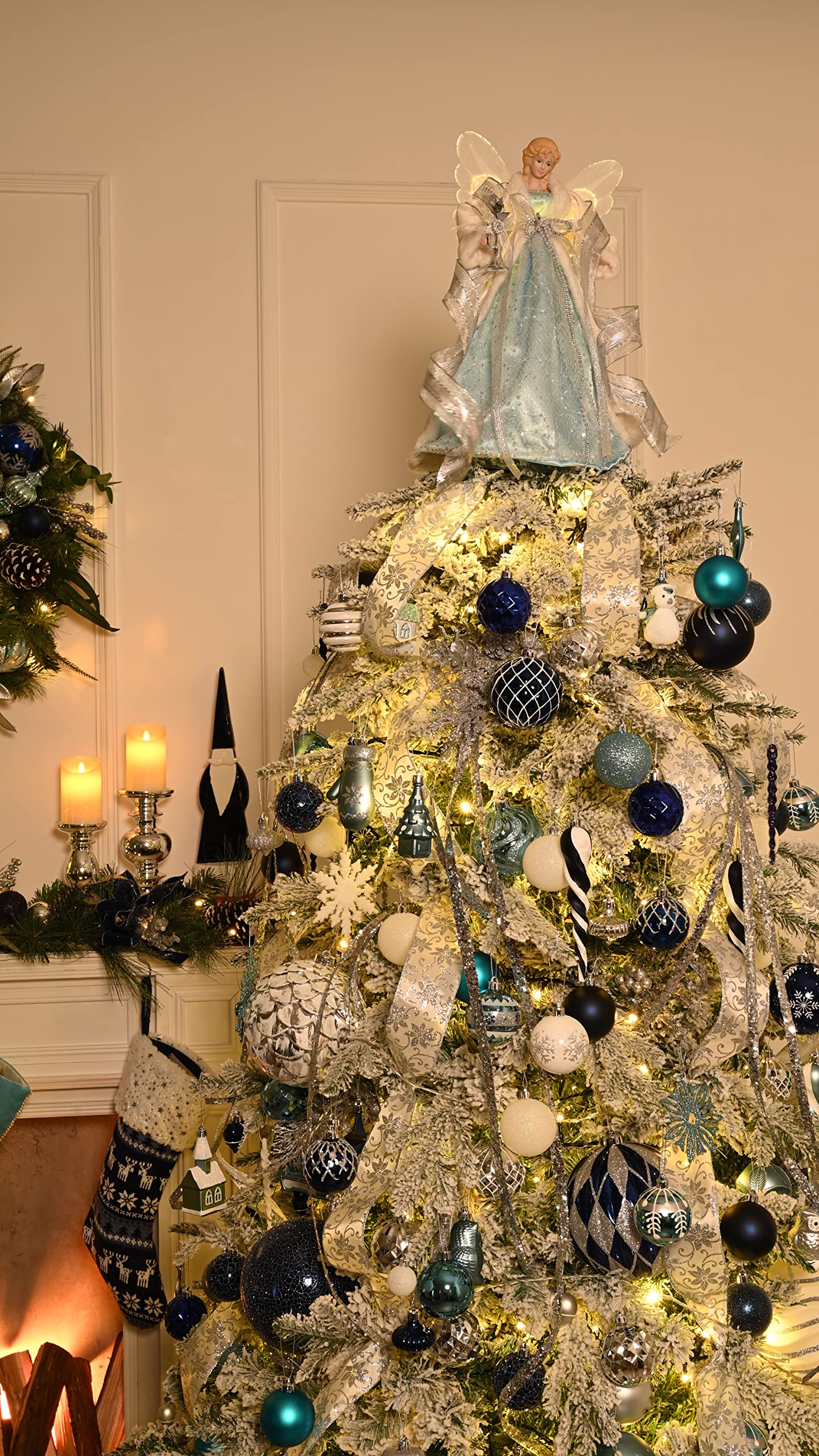 Valery Madelyn ange posé sur sapin décoré, apporte ambiance chaleureuse