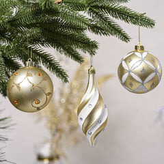 Valery Madelyn boules suspendues sur sapin créant ambiance blanche et or