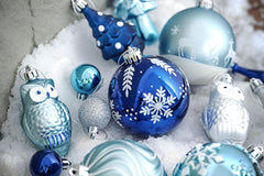 Valery Madelyn décoration sur arbre illustrant l'élégance bleu marine et argent
