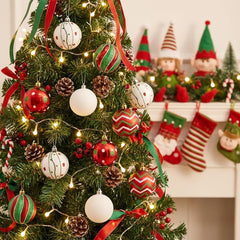 Valery Madelyn décor de sapin installé créant ambiance chaleureuse