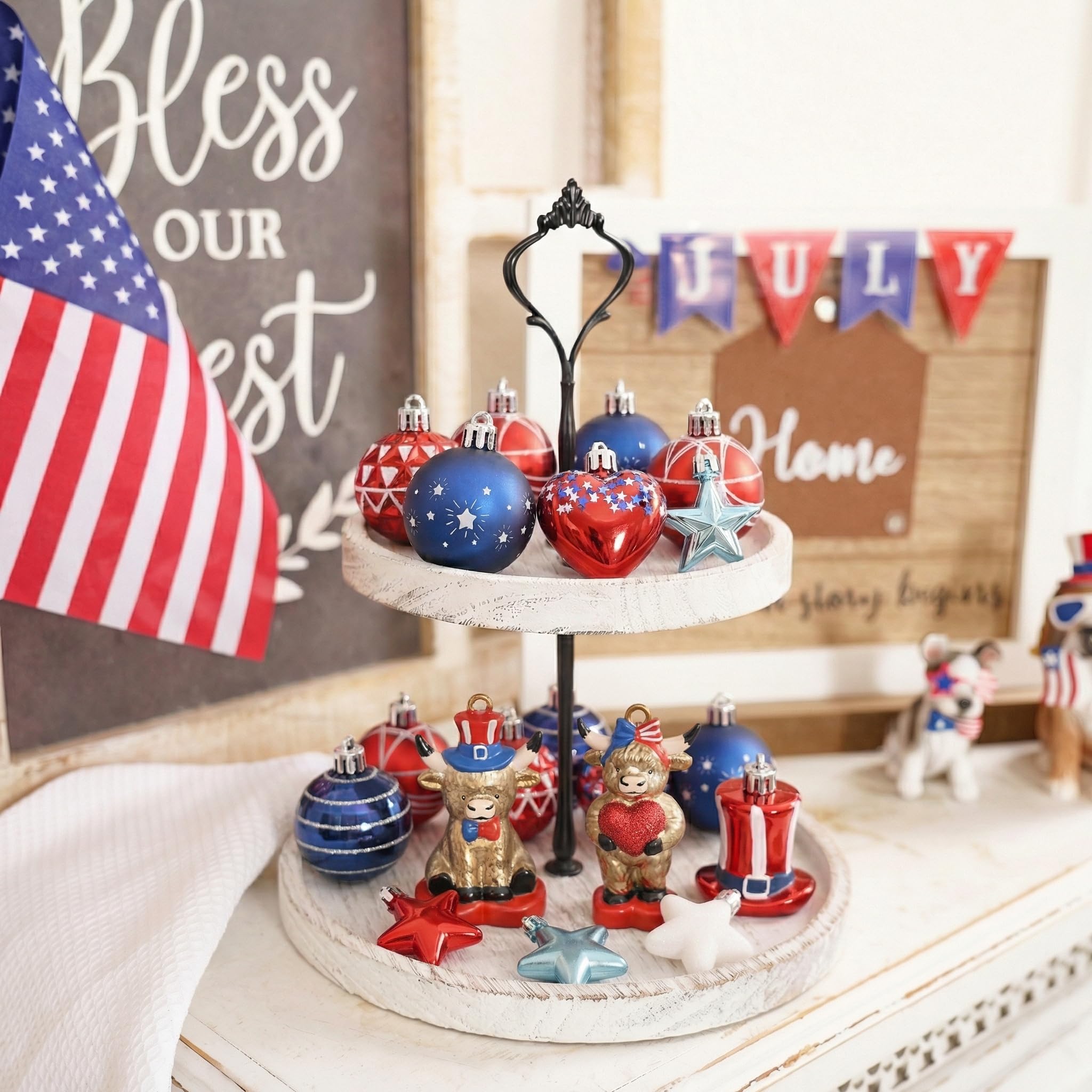 Valery Madelyn décor posé sur sapin, rendu festif pour 4 juillet et Noël
