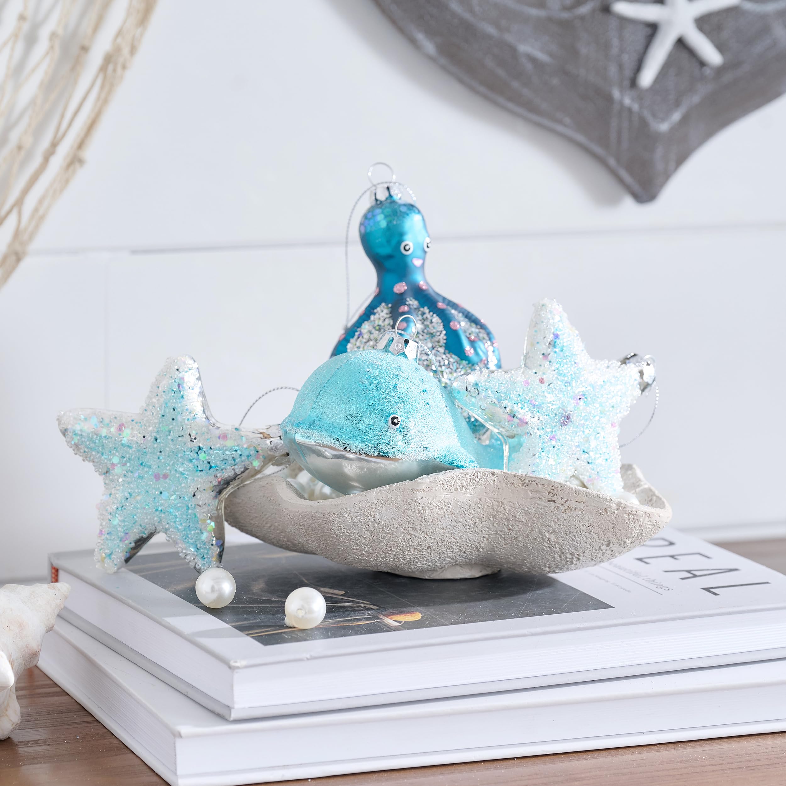 Valery Madelyn ensemble exposé sur une table recréant une scène de corail décorative