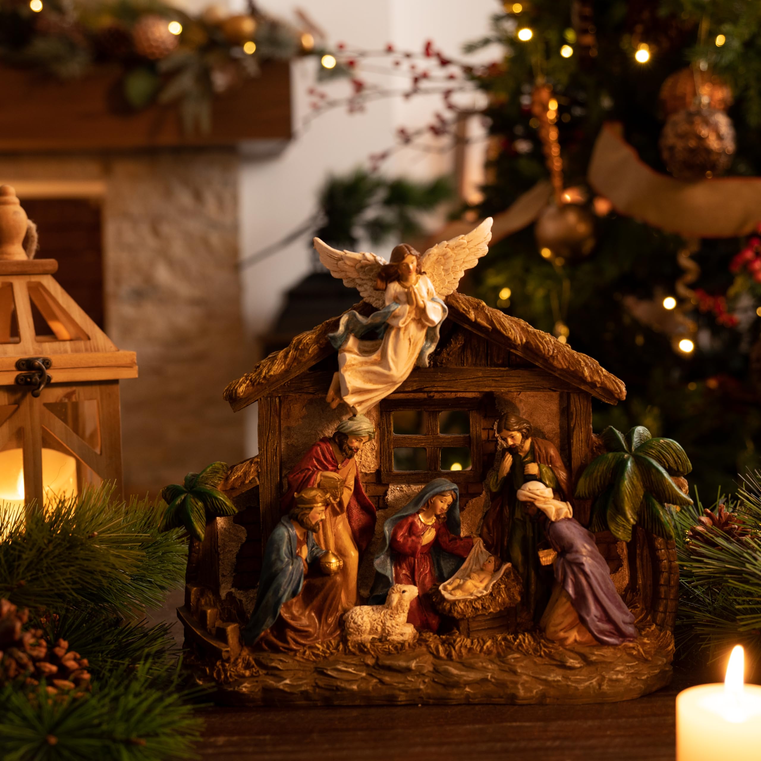 Valery Madelyn crèche installée sur une cheminée pour une décoration de Noël élégante